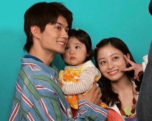 「佐野くんのほうを上目遣いで見てるの可愛すぎる」佐野勇斗が親子仲良しショットを公開！