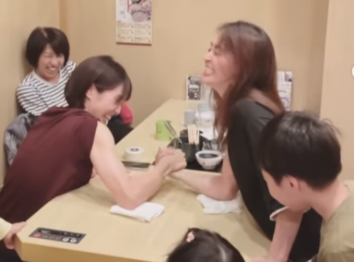 「秒じゃん！😂😂」田中理恵さん、腕相撲で勝負に挑む💪勝敗は…？