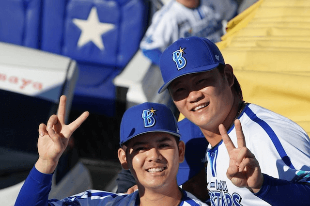 DeNA・益子京右 パレード中の選手たちとの笑顔ショットを公開！