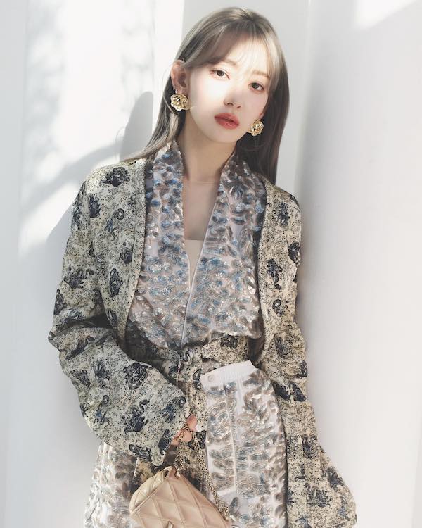 宮脇咲良がルイ・ヴィトンのアイテムを使ったゴージャスコーディネートを披露✨