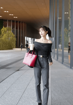 「鎖骨がキレイすぎる！」新田さちかがオフショルダーコーデを披露し、憧れる女性が続出！