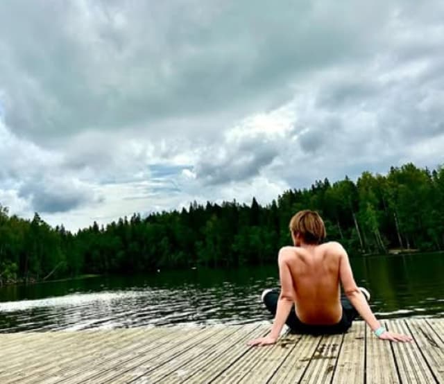 背中に筋肉の羽！？WEST.中間淳太の肉体美が話題に