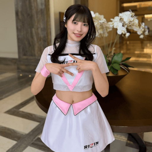 「可愛い！」人気ラウンドガール、韓国で見せたコスチューム美ショット＆ムービーがキュートだと話題に