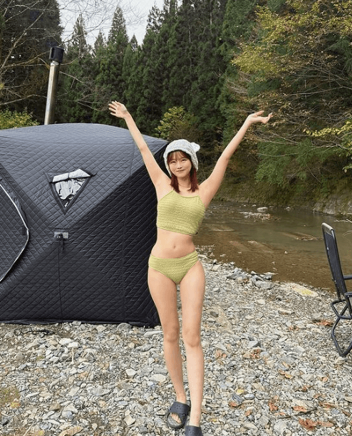 「綺麗で可愛くてズルい」グラドル吉田恵美、川沿いテントサウナをバックに美麗ミネラルボディを披露！