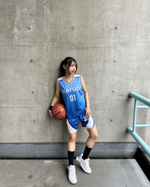 女優・まるぴ「バスケユニフォーム」姿が可愛すぎてファン悶絶⁉