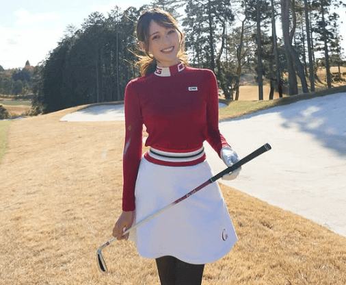 「眩しい…！女神様」話題の美女ゴルファー、ブラック＆レッドの”太陽ショット”にファン・フォーリンラブ