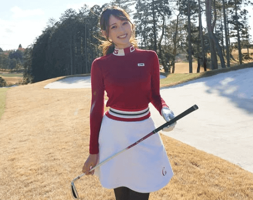 「眩しい…！女神様」話題の美女ゴルファー、ブラック＆レッドの”太陽ショット”にファン・フォーリンラブ