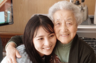 「涙が止まらなかった…」石川恋、18年ぶりに訪れた祖母との再会が尊すぎると話題に