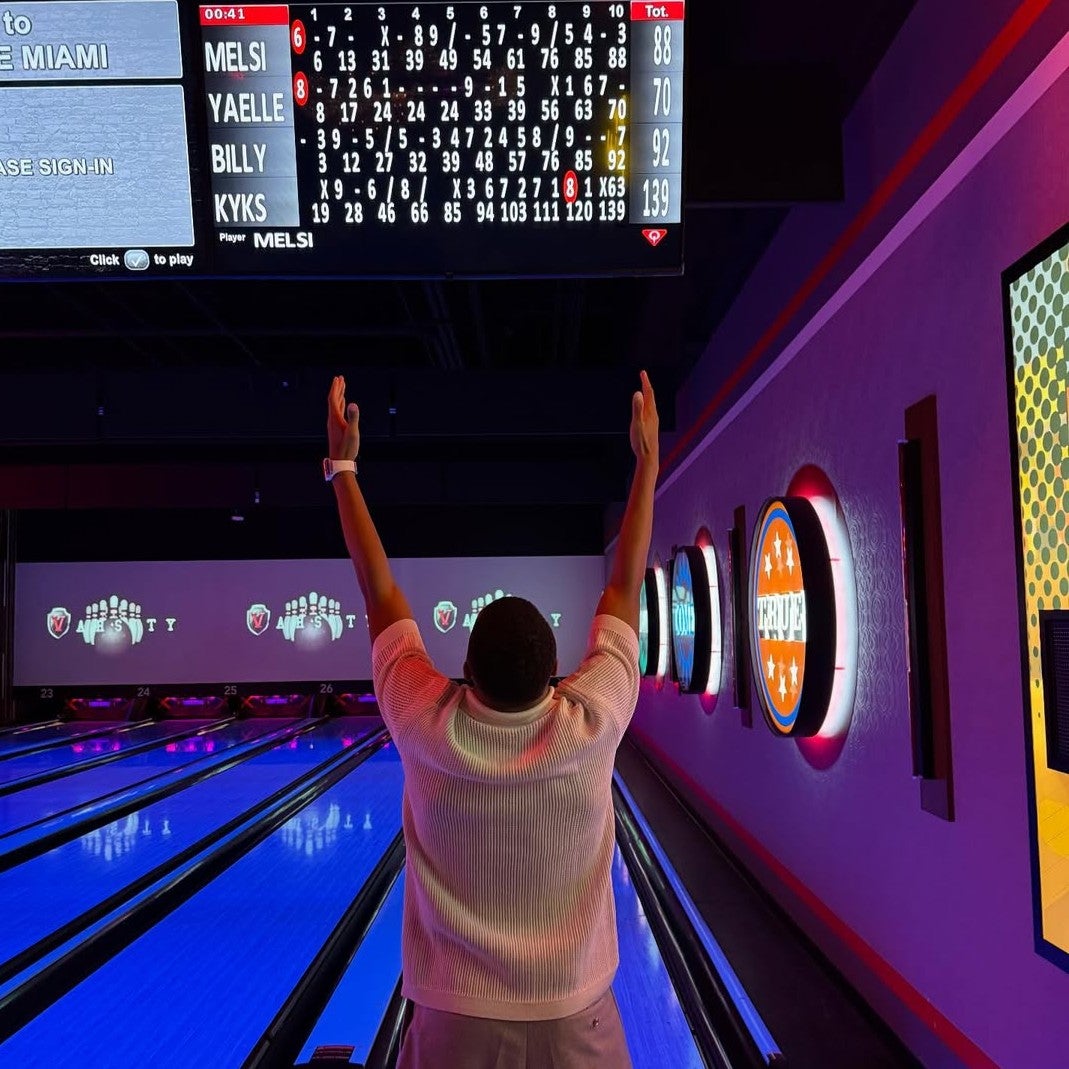 エムバぺがマイアミでボウリング対決！腕前＆スコアはいかに？！