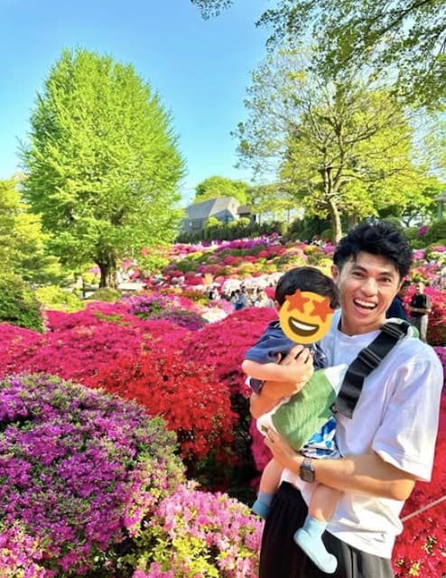 小島よしおが息子と満開のツツジショットを投稿！