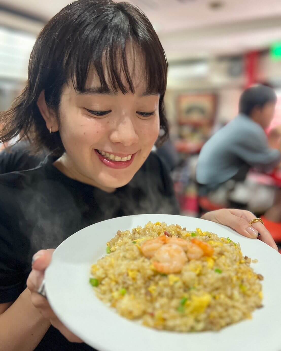 筧美和子、エビチャーハンを前にお茶目な表情を見せ、「食欲の秋です」と嬉しさを滲ませる！