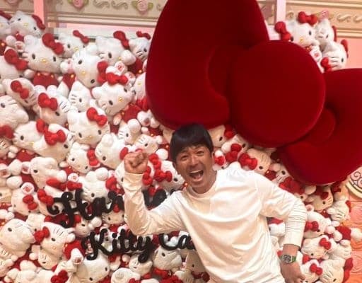 「どこでしょう？！」松田宣浩、キティちゃんに囲まれて熱男ポーズを披露？！