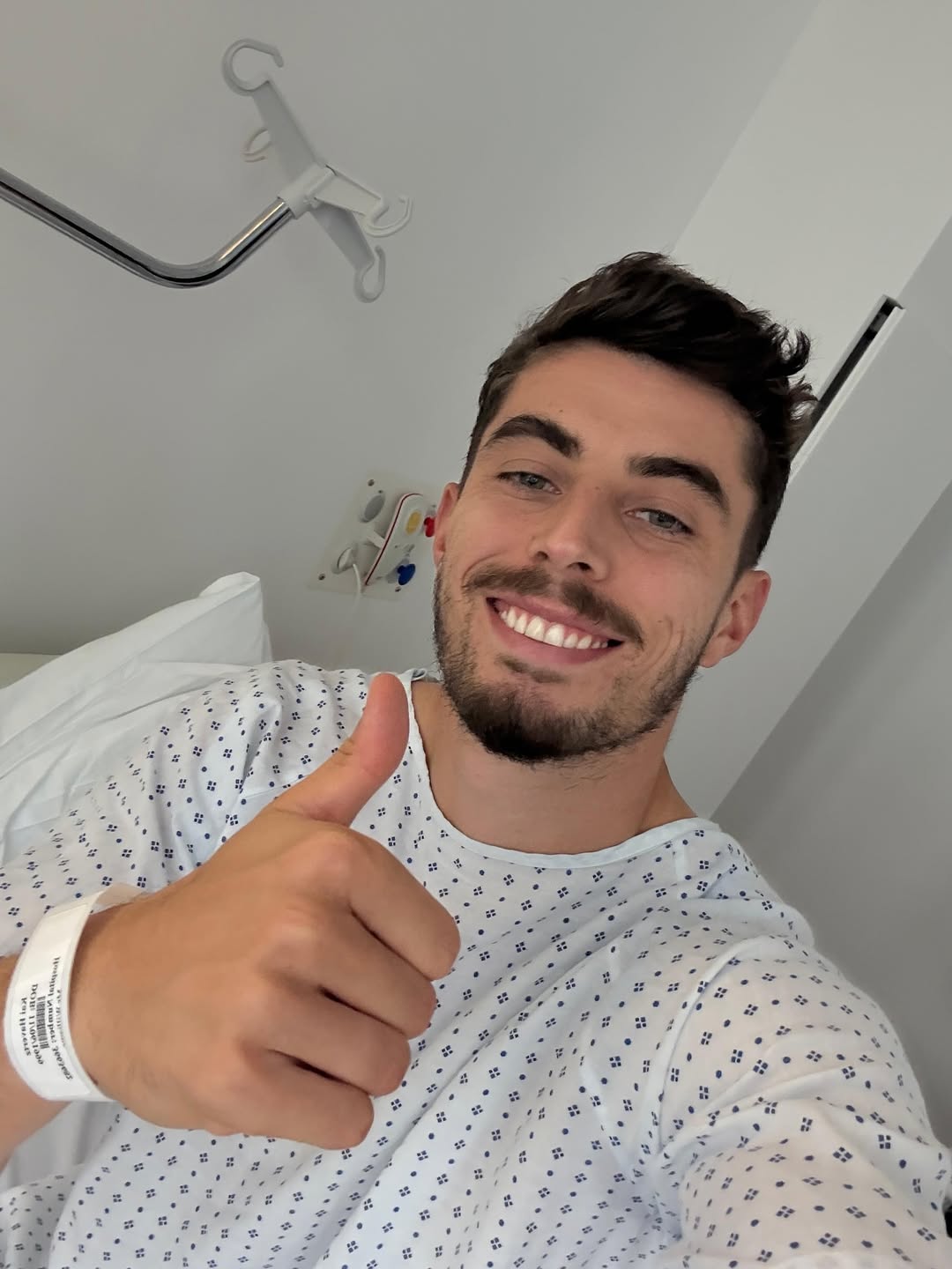 安心の笑顔！ハヴァーツ、入院先から親指サイン「すぐ戻るよ」と力強いメッセージ