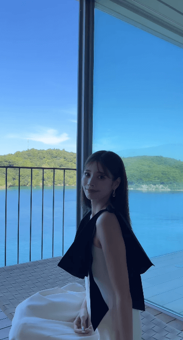 美女インフルエンサーの得丸あゆみ、ホテル1室のオーシャンビューバック・ムービーを披露しファンを釘付けに！