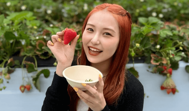 「かわいすぎて溶けた」オレンジカラーの美女チア、いちご狩りへ！スウィート・ショットにファンとろける