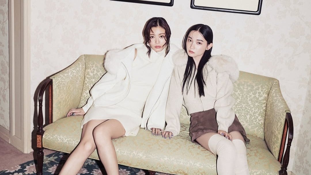 「圧倒的ガーリーオーラ」モデル2人が放つ洗練ツーショットに視線集中