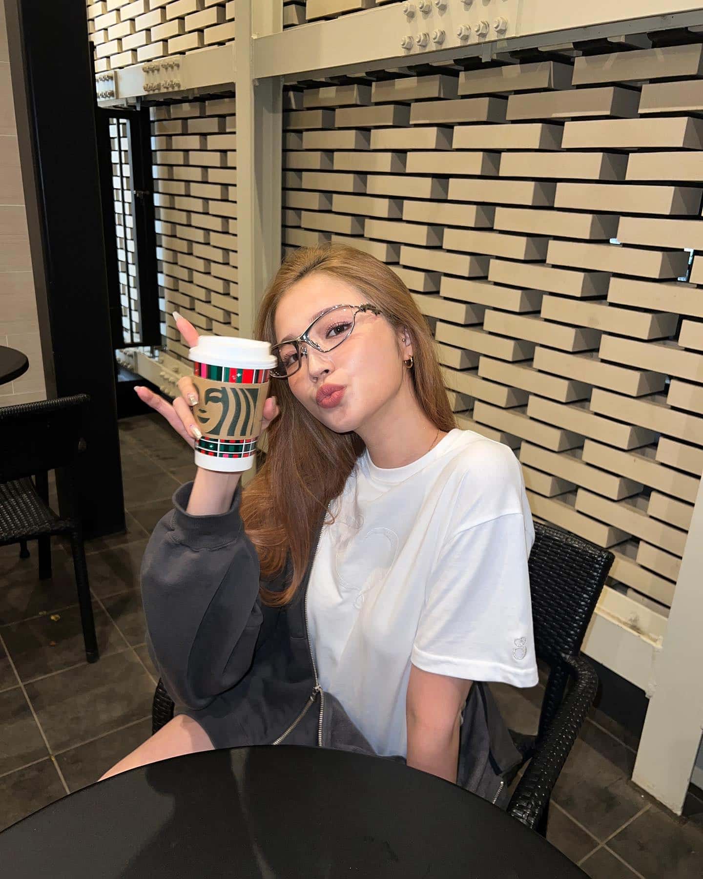 vivi専属モデルのせいら 自身が手がけるコラボアイテムとともにインスタ写真公開💖