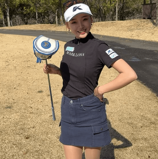 「桜に負けないくらい綺麗です」美女ゴルファー、お洒落ミニ＆桜バックのショットが美しすぎると話題に「あ〜可愛い」