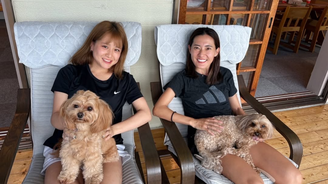休日のひととき――陸上長距離美女・岩出玲亜、愛犬とのリラックス姿を公開！