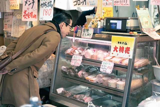 「ハムウララ」元タモリの付き人芸人・岩井ジョニ男、謎の呪文とともに向ける視線の先にあるモノは…？