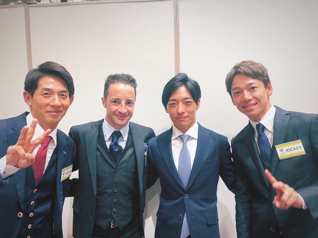 ルメール、牝馬3冠達成の現役ジョッキー集結ショット公開「牝馬3冠の会」