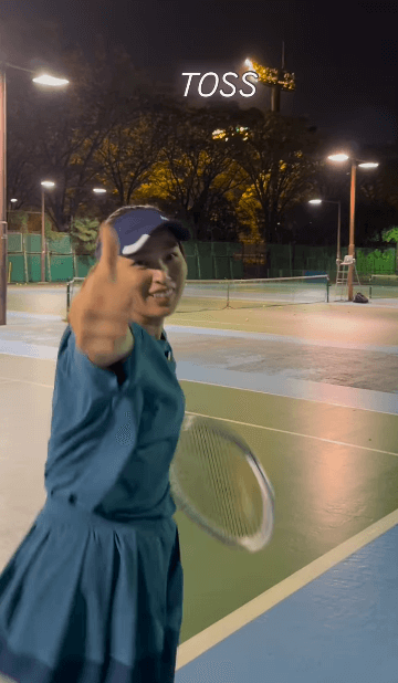 「綺麗に上がりますね…！」テニス美女子・宇野真彩、トス＆サーブ動画公開に「参考になる」と絶賛が続出