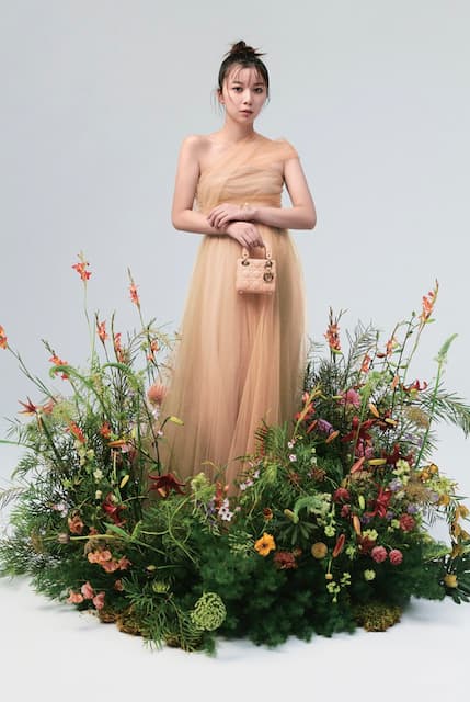 上白石萌歌がビジュアル写真を公開し話題に！「ひと足先に春を感じました」