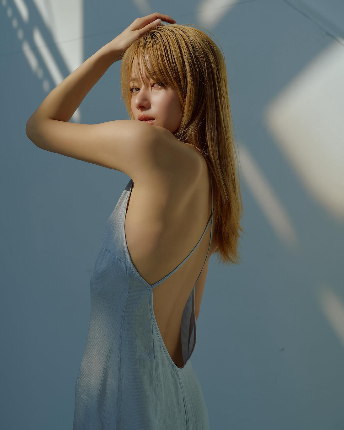 山本舞香の美背中があらわに！ファンも「Sexy😘」と称賛の嵐！