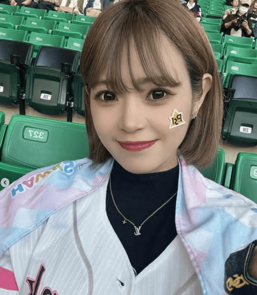 鷹ガールの野球美女子、コラボ推しタオル持参の”熱烈応援ショット＆ムービー”を披露！