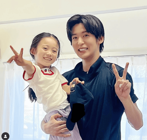 「片手抱っこも余裕パパ〜」目黒蓮のパパ姿が話題に