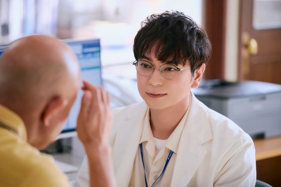 「なんか見覚えのある頭がw」松本潤、主演ドラマ「19番目のカルテ」のオフショットを大放出！