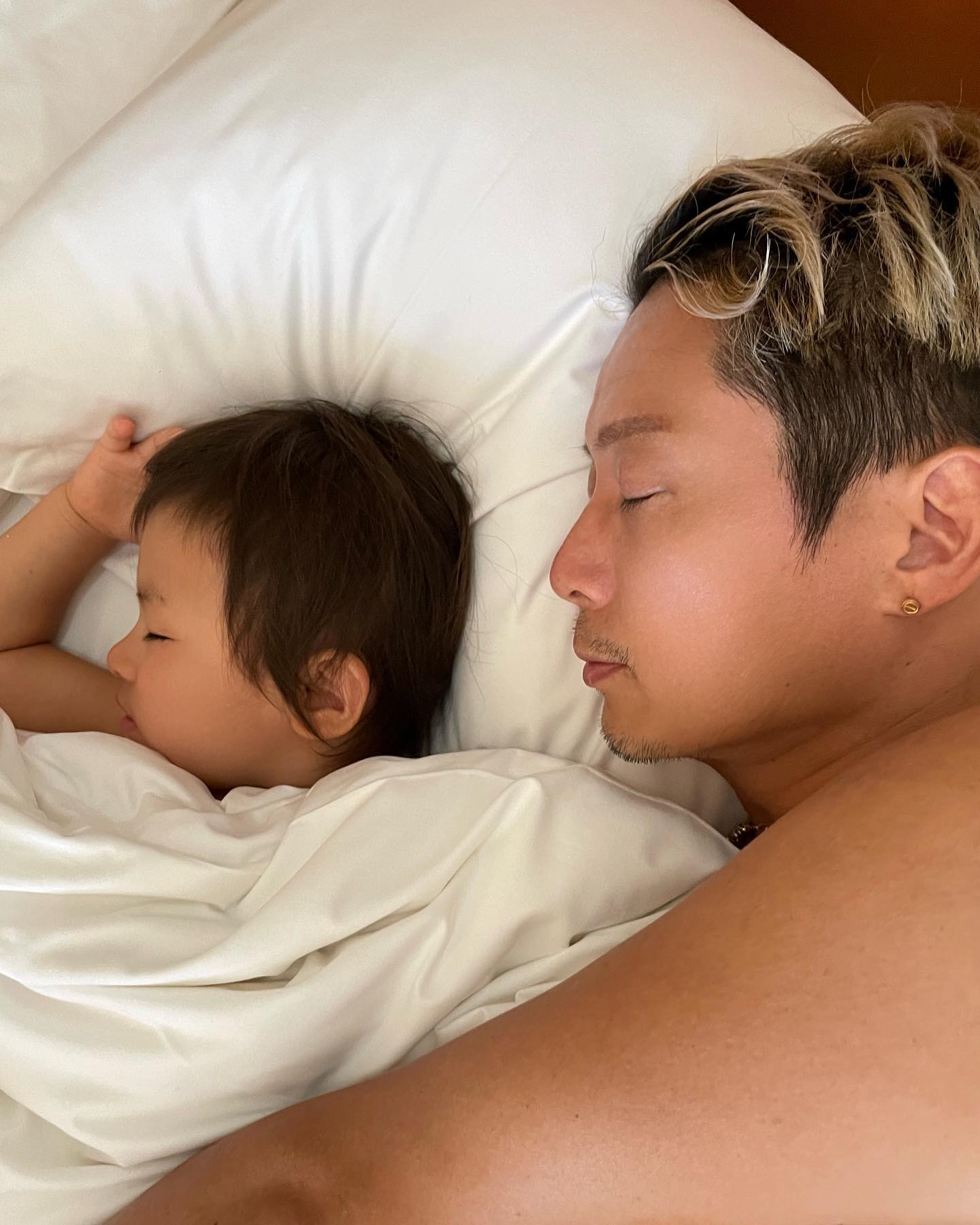 「けいじさんとはなちゃんの寝顔そっくりです😍」黒木啓司が愛娘の誕生日に幸せ2Sなど公開🎂🎉