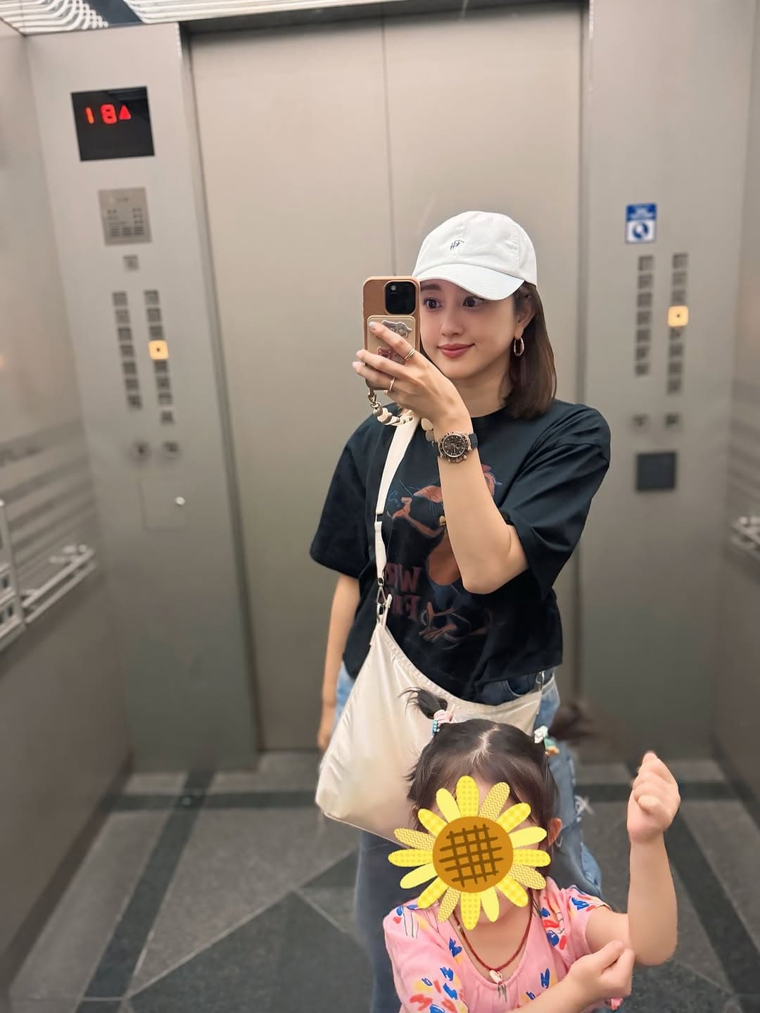 「夫のTシャツ借りパク!?」元アイドル〇〇の、娘との夏休みショットが自由と話題