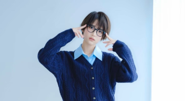「JK役かと思ったわ！」若月佑美、制服×黒縁メガネの“エイプリルフールショット”が話題に！