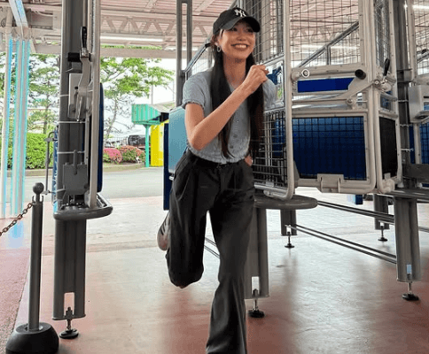 「可愛い娘がゲートを飛び出して来た」人気モデル、”スマイルクラウチングスタート”が可愛すぎとファン悶絶！