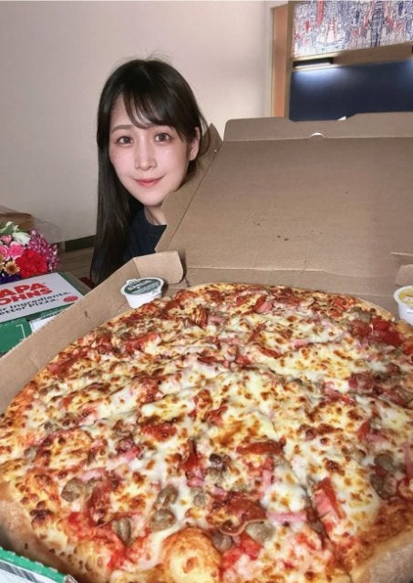 上原わかな、「エクストララージ」ピザでYouTube大食い動画配信へ大反響