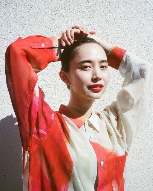 井桁弘恵、陽だまりの中で魅せた“素顔”。CYANオフショットに注目！