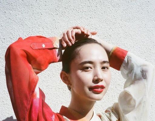 井桁弘恵、陽だまりの中で魅せた“素顔”。CYANオフショットに注目！