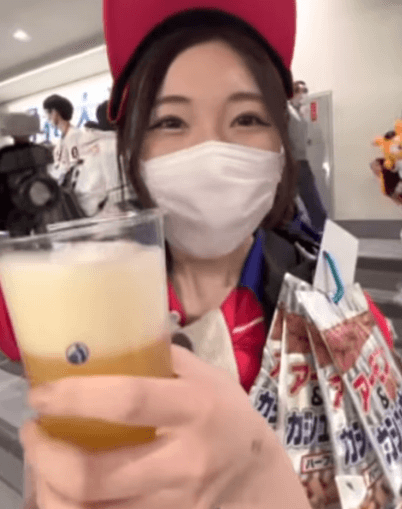 「かわいい！」東京ドームの元ビール売り子、”喉越し最高・ビール注ぎムービー”を見せファン熱狂！