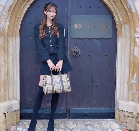 「ママぴょん、写真撮るの下手だぴょん！」話題のレースクイーン・かえぴょん、アートな扉前での美麗ショットに大絶賛の嵐