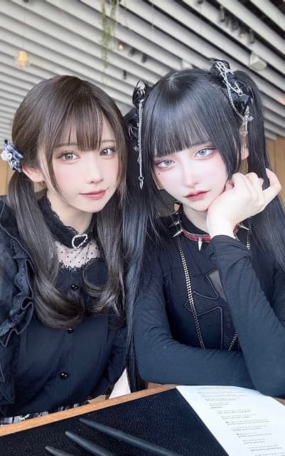 「強すぎるコラボ」光属性&闇属性のW美女コスプレイヤーショットにファン驚愕！