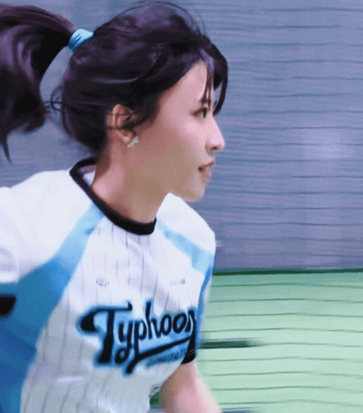 「素晴らしい努力」海外の野球美女子、コントロール訓練！？ダッシュ投法にファン白熱！「きれいですね」