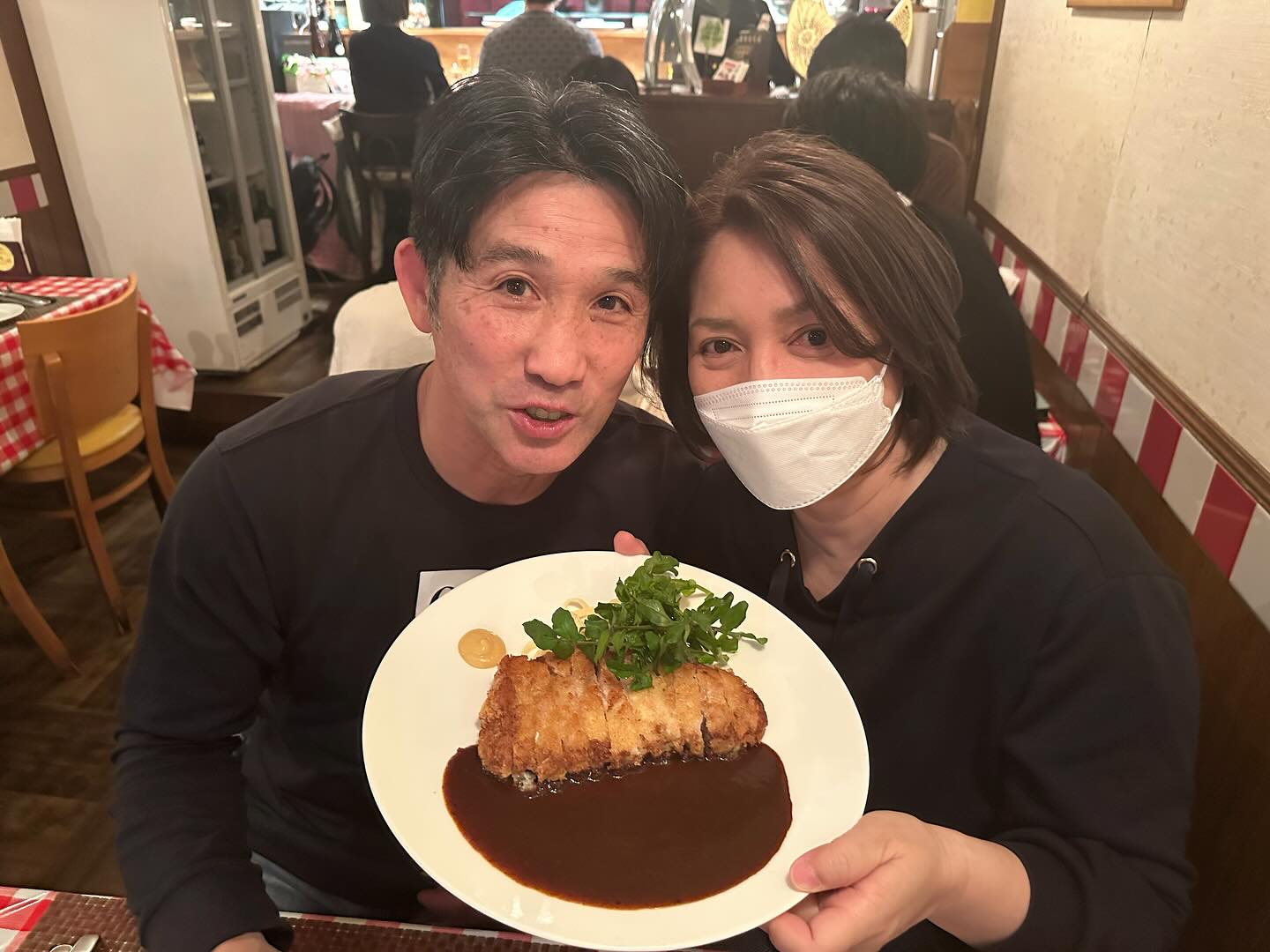 「お父さんと似すぎ」「還暦に見えません！」杉谷拳士の両親の2Sが話題！