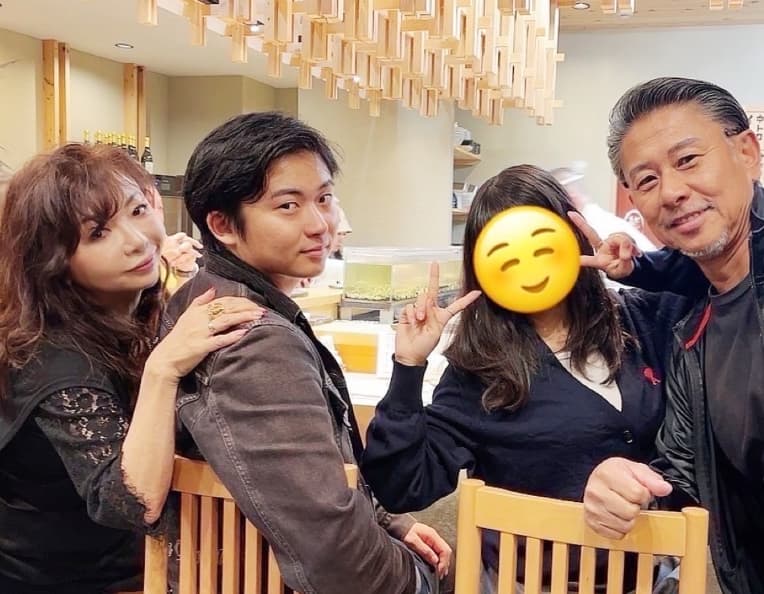 『大人になると全員揃わんね』イケメン長男が帰省で女性芸人〇〇が顔出し家族写真！