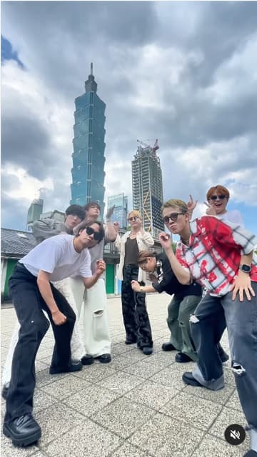 Travis Japan　台北101を手のひらにのせてダンス