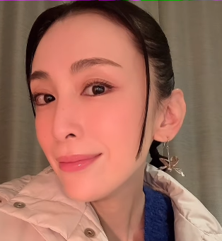 雛形あきこ、朝ロケからの投稿！お気に入りのピアスが揺れる姿が素敵！！