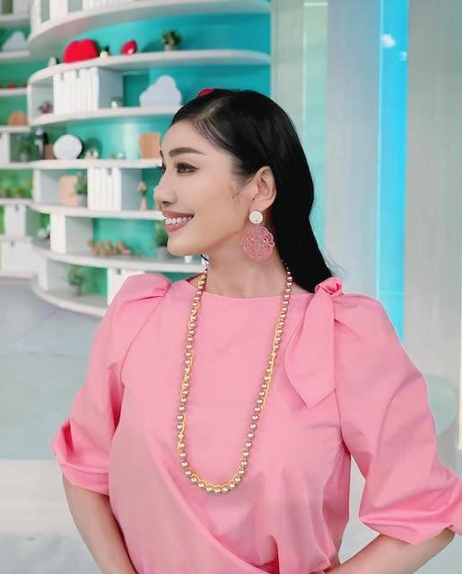 まるで桜？アンミカが春のコーディネートを披露🌸