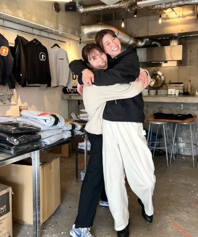 新鍋理沙が木村沙織との仲良し2ショットを披露「かわいいパーカーもGETできました」