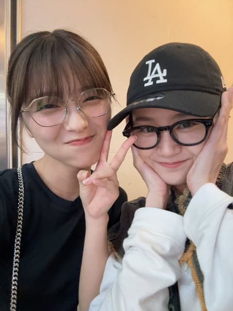 工藤美桜、『スーパー戦隊』ピンク同士の仲良し女優とごはんへ！Wメガネ美女ショットにファン歓喜