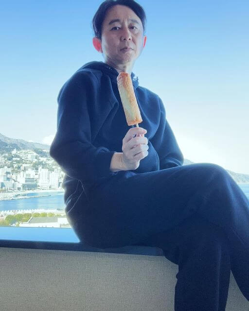 静寂の男、有吉。クールな視線と練り物のコントラスト。絶景を背にした“無の境地”